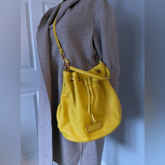 Marc by Marc Jacobs 2 way drawstring leather bag in yellow colour - Picture 2 of 10